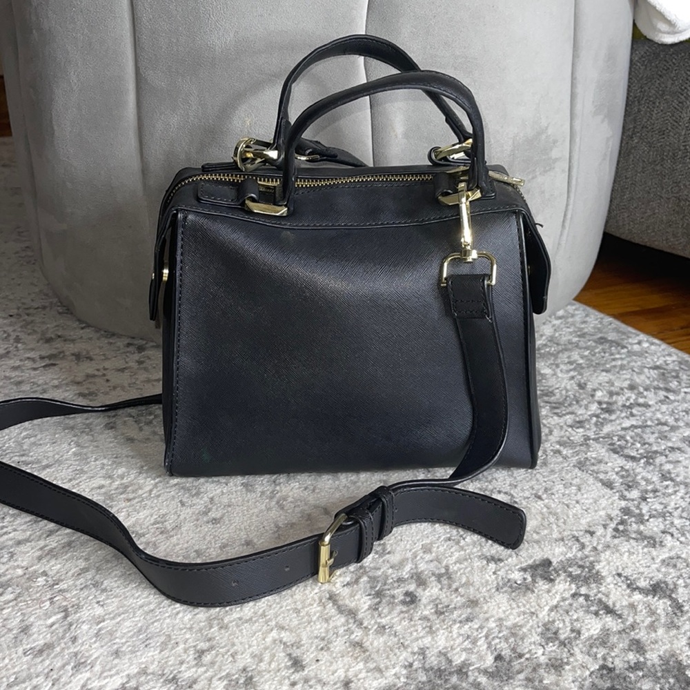 Classic black Steve Madden purse with gold hardware 🖤💛